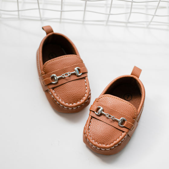 Super cute pleather baby shoes. Available in 2 colors! HMZ165