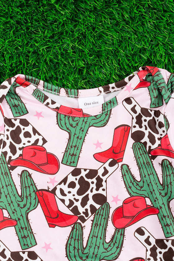 Red cowgirl hat & cactus printed baby gown. PJG65113016 ONE SIZE