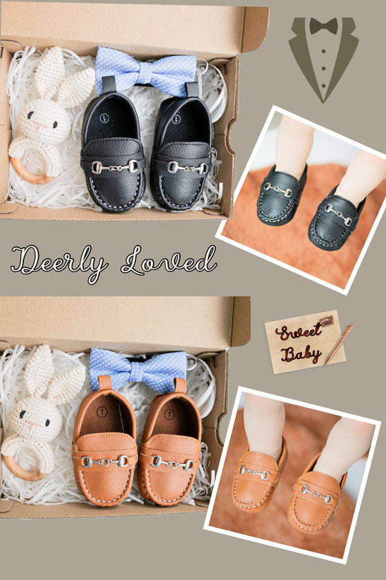 Super cute pleather baby shoes. Available in 2 colors! HMZ165