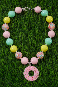  MULTI-COLOR BUBBLE GUM BEAD NECKLACE W/ DONUT PENDANT. (3PCS/$15.00) ACG25113028