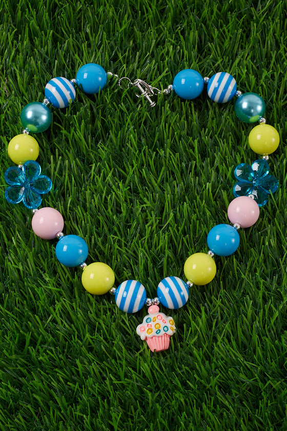 TURQUOISE, YELLOW & PINK BUBBLE GUM NECKLACE W/CUPCAKE PENDANT. (3PCS/$15.00) ACG25133015